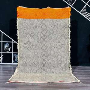 Tapis marocains authentiques faits à la main en laine, motifs berbères traditionnels, styles vintage et modernes pour la décoration intérieure - Product Image 1