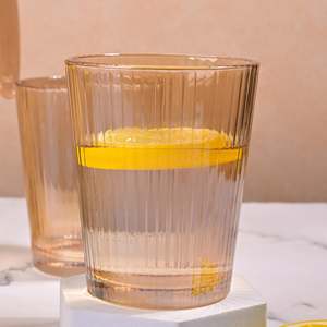 Juego de Seis Piezas de Jarra de Vidrio Retro Gris y Dorado con Asa, Diseño Minimalista para Jugo y Té - Product Image 4