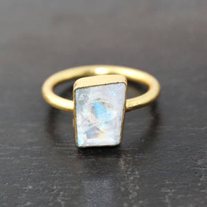 Anillo de piedra lunar áspera hecho a mano, anillo ajustable de latón Natural, piedra natal de Junio bohemio, venta al por mayor para India - Product Image 1