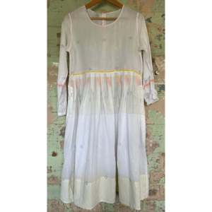 เสื้อสไตล์โบโฮ132 Teej พร้อมคุณสมบัติโปร่งแสงและรอบเอวธรรมชาติ - Product Image 1