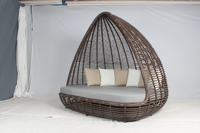 Ensemble de lit de jour extérieur moderne en forme de larme avec coussin, canapé de relaxation de luxe en osier pour jardin, bord de piscine, villa et cour