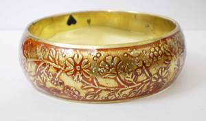 กำไลทองแดงชุบทองหรูหรา ประดับด้วยลายดอกไม้เคลือบสีแดงอย่างประณีต พร้อมประกายกลิตเตอร์ งานฝีมือโลหะที่ประณีต - Product Image 2