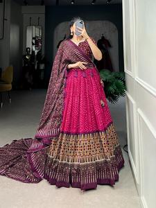 Lehenga choli & dupatta กับ bandhej และ ajarakh พิมพ์ลายแฟชั่นผู้หญิง - Product Image 3