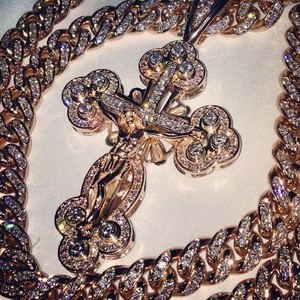 Tendance Pendentif en diamant Moissanite en or blanc 14 carats Design croisé personnalisé avec clarté VVS améliorée pour hommes et femmes pour les fêtes - Product Image 6