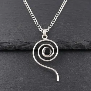 Colgantes de latón plateado hechos a mano para mujer, estilo clásico, con ónix negro natural engastado en bisel, piedra preciosa de tercer fabricante - Product Image 1
