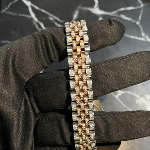 Montre de luxe personnalisée pour homme, style Hip Hop, mouvement à quartz ETA, bracelet en acier inoxydable, entièrement sertie de moissanite, cadran bicolore avec index romains - Product Image 4