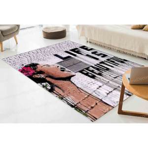Tapis imprimé femme abstraite : Design Banksy La vie est belle, avec tapis moelleux à poils longs - Product Image 1