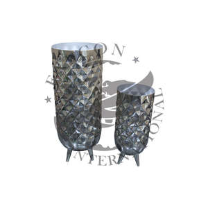 Vase à fleurs martelé moderne en aluminium élégant pour centre de table de mariage, décoration de table écologique faite à la main disponible - Product Image 1