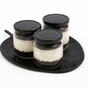 Le plateau de service décoratif en métal apporte du charme à votre table, parfait pour offrir, divertir ou présenter des délices sucrés - Product Image 4