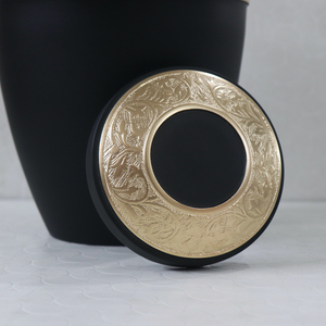 Urna de cremación metálica de aluminio elegante con diseño de bandas antiguas utilizada para mantener las cenizas de los humanos de forma segura - Product Image 4