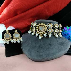 Ensemble de tour de cou Kundan et Moissanite en métal poli de la meilleure qualité pour les femmes - Product Image 2