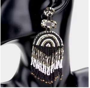 ต่างหูเรซิ่นที่มีดีไซน์แบบแอบสแตรกทำจากไม้ต่างหูเรซิ่นแบบลำลองพร้อมกระดุมไม้ - Product Image 3