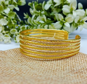 Pulseras de latón en pareja, tono dorado, rayas texturizadas, patrón geométrico, minimalistas, para uso diario, disponibles a precios de mayoreo. - Product Image 3