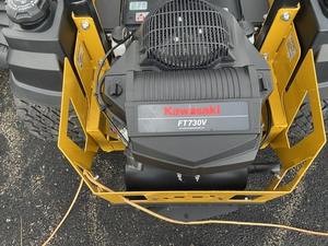 Cortadora de Césped Industrial/DIY Hustler FASTRAK 2022 con Motor de Gasolina de 4 Tiempos y 196cc/190cc de Desplazamiento - Product Image 3