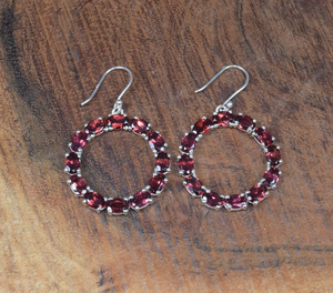 Boucles d'oreilles crochet en argent sterling 925 grenat rouge au design étonnant Bijoux de créateurs en pierres précieuses Pierre de naissance de janvier Bijoux faits main - Product Image 1