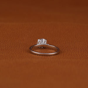 Anillo de compromiso de corte redondo chapado en oro sólido de 10KT estilo clásico de lujo con anillo de cumpleaños certificado IGI de diamante pequeño cultivado en laboratorio - Product Image 3