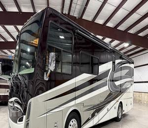 Autocaravana T-I-F-F-I-N RV A-L-L-E-G-R-O BREEZE 31BR del 2017 con el Mejor Rendimiento en Alojamiento, Disponible para la Venta - Product Image 1