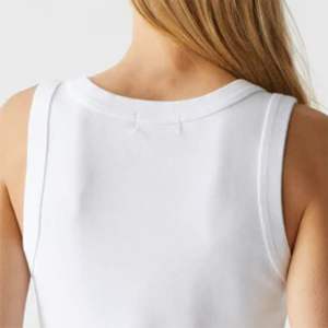 Comfortable and Stretchy Scoop Neck Workout Shirt for Women - Moisture-Wicking Material, Suitable for Gym and Outdoor Activities - Product Image 6