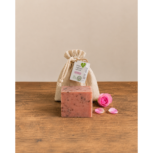 Saponetta naturale fatta a mano con rose e cinorrodi - Product Image 1