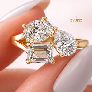 Anillo de Compromiso Premium con Tres Diamantes Cultivados en Laboratorio, Corte Esmeralda y Corte Pera, Oro de 18K - Product Image 1