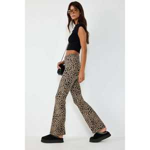 Pantalones con estampado de leopardo y cintura elástica - Product Image 3