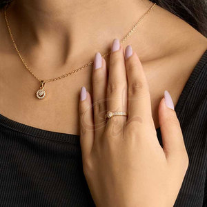 Petites perles enlacées dans un anneau aux tons chauds dorés, idéales pour sublimer votre ensemble - Product Image 6