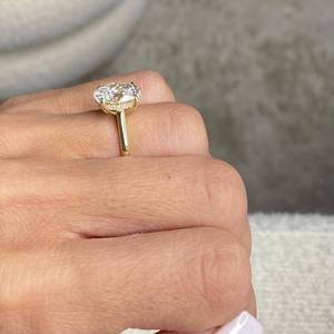 Bague de fiançailles en diamant de laboratoire de 3,10 carats, taille ovale, solitaire, halo caché, cathédrale, or jaune 18 carats, certifiée IGI, cadeau - Product Image 2