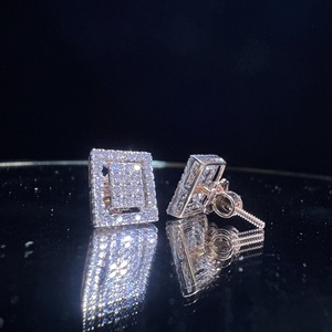 Boucles d'oreilles luxueuses en or massif 18 carats avec diamant naturel taillé en brillant avec certification tierce pour un look élégant - Product Image 5