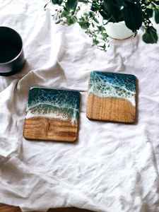 Sous-verre en résine de qualité supérieure, fabriqué en bois d'acacia et en bois de manguier, avec une finition lisse, conçu pour protéger les tables - Product Image 3