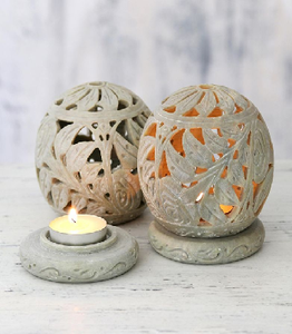 Un candelabro de esteatita tallado a mano con intrincados patrones florales, a menudo utilizado como soporte de luz de té, a precios de mayorista - Product Image 1