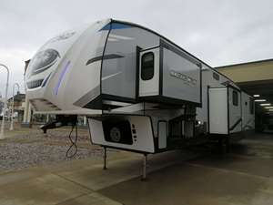 F-O-R-E-S-T R-I-V-E-R C-H-E-R-O-K-E-E A-R-C-T-I-C W-O-L-F 3-6-6-0-S-U-I-T-E d'occasion 2022 à vendre - Product Image 2