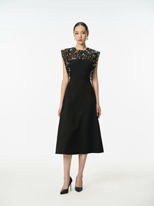 ชุดเดรสสีดำทรงมิดิ ดีไซน์หรูหรา ตกแต่งผ้าตาข่ายลายดอกไม้และคริสตัลที่ไหล่ ผลิตจากผ้าฝ้ายผสมโพลีเอสเตอร์และสแปนเด็กซ์ คุณภาพพรีเมียม รับผลิตแบบ OEM/ODM - Product Image 2