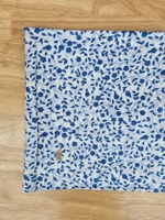 Tela de algodón puro premium con estampado floral índigo presenta elegantes patrones de ramas de flores azules bellamente estampados sobre un fondo blanco.