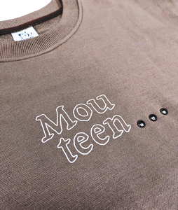 Sweat-shirt universitaire classique en chocolat au lait à manches longues - Product Image 1