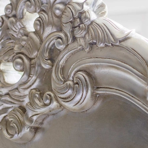 Lit en bois massif français Sylvia Sassy avec finition blanc et or antique, style sculpté à la main - Product Image 6