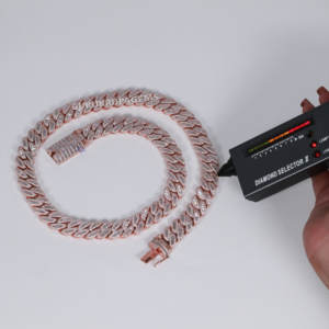 Présentant une chaîne très attrayante de conception récente fabriquée en argent sterling 925 ornée de diamants Moissanite envoûtants - Product Image 4