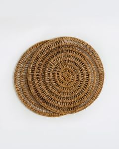 Assiette en rotin naturel conçue pour les intérieurs rustiques Maisons écologiques Cuisines de ferme et espaces de restauration en plein air de style campagnard - Product Image 4