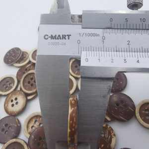 Vente en gros 28L Vietnam Boutons à 4 trous en coquille de noix de coco naturelle de haute qualité Caractéristiques écologiques en stock! - Product Image 5