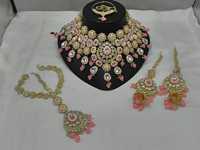 Parure de mariée ethnique de haute qualité plaquée argent Kundan, collier demi-longueur avec perles émeraude, incluant boucles d'oreilles et Maang Tikka pour mariage