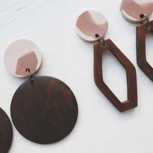 Pendiente de madera y diseño de la mejor calidad Pendiente moderno de madera y resina para mujeres y niñas Joyería - Product Image 1