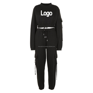 Vente en gros Nom de marque personnalisé Ensemble de jogging d'hiver en coton pour femmes Survêtement à capuche Haut court Solide Polaire Survêtements délavés - Product Image 6