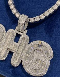 Adorable totalmente helado personalizar letra Hip Hop colgante redondo brillante y Baguette Lab Grown D diamante incoloro 10K oro blanco - Product Image 2