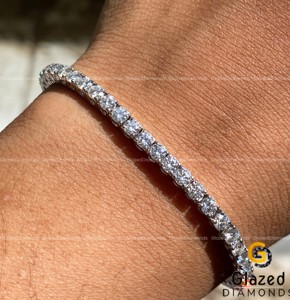 Magnifique bracelet tennis en or blanc 10K serti de moissanite taille brillant ronde, au design incroyablement nouveau. - Product Image 1