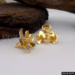 Pendientes de tuerca de latón chapados en oro de estilo moderno hechos a mano, diseño de flores llamativas para aniversarios cristianos SKU6070 - Product Image 1
