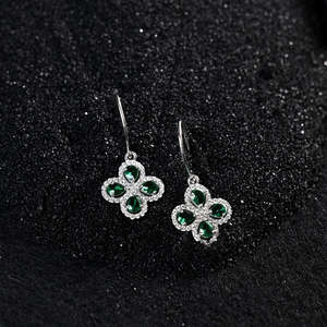 Pendientes Colgantes CLARA de Plata de Ley 925 con Flor Verde - Accesorio de Moda - Product Image 3