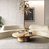Table basse de salon de style moderne: structure principalement en bois avec accents en laiton, design rond pour la décoration intérieure contemporaine