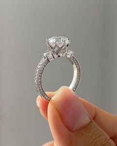 Anillo Apilable de Plata 925 con Gema de Moissanita Redonda en Forma de Trébol de Lujo, Certificado IGI, Regalo de Aniversario de Bodas para Novia - Product Image 2