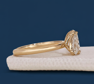 Bague de fiançailles Toi et Moi en diamant de laboratoire 1,55 carat, taille poire radiant, VVS2, certifiée IGI, plaqué rhodium or jaune, vente en gros - Product Image 3