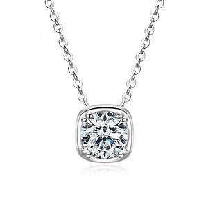 Collar de Plata 925 con Colgante Solitario de Moissanita de Corte Brillante con Bisel de Doble Garra Cuadrada de 8 mm y 2.00 Quilates para Mujer - Product Image 1