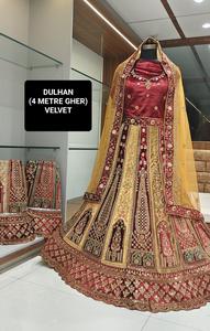 Velours exquis Lehenga Choli Designer Wedding Wear d'Inde avec des embellissements lourds Séquence Travail Robe de mariée élégante - Product Image 3